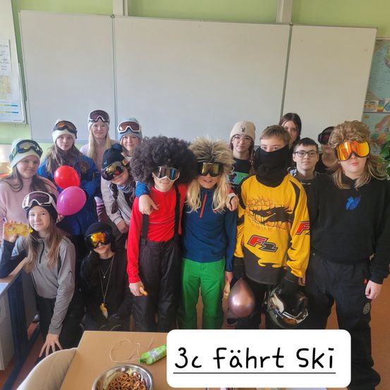 Bild enthält, People, Person, Sunglasses, Female, Girl, Teen, Adult, Woman, Face, Balloon