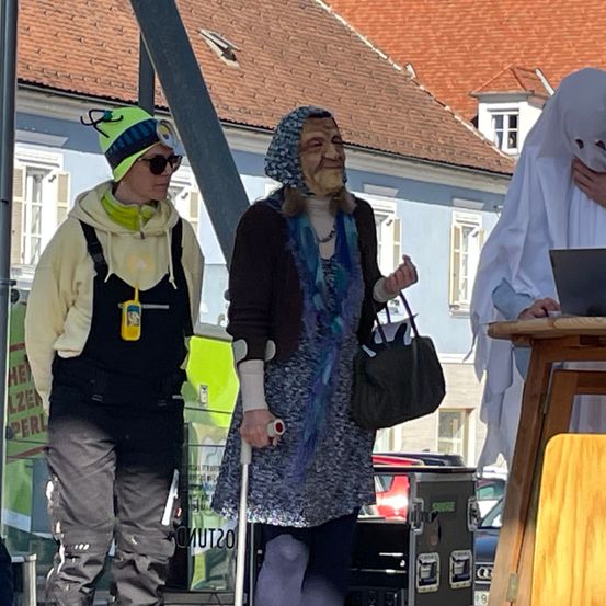 Bild enthält, People, Person, Adult, Female, Woman, Sunglasses, Male, Man, Jacket, Face