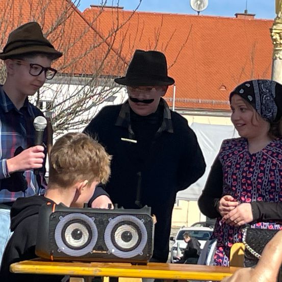 Bild enthält, Hat, Adult, Female, Person, Woman, Electronics, Speaker, Face, Head, Car