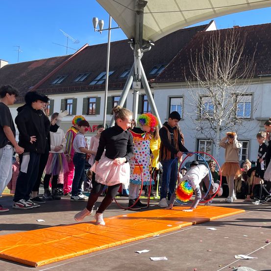 Bild enthält, People, Person, Child, Female, Girl, Adult, Male, Man, Shoe, Woman