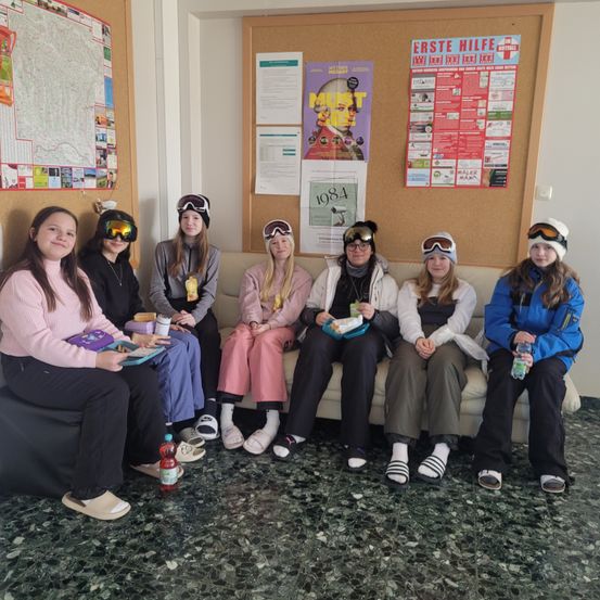 Bild enthält, People, Person, Female, Girl, Teen, Adult, Woman, Groupshot, Couch, Pants