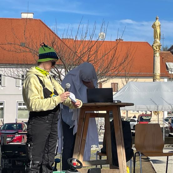 Bild enthält, Furniture, Table, Desk, Chair, Person, Adult, Male, Man, Car, Standing Desk