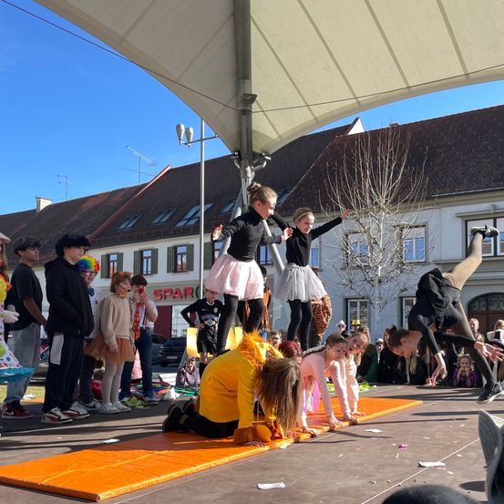 Bild enthält, Person, Child, Female, Girl, Footwear, Shoe, People, Shelter, Urban, Car