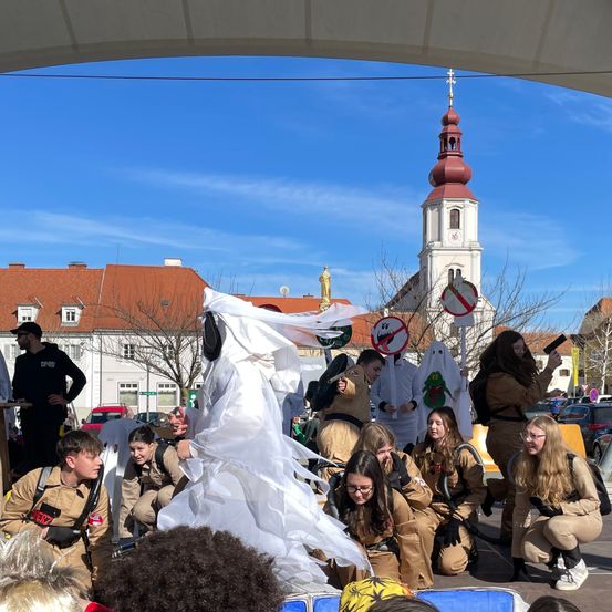 Bild enthält, Shelter, Adult, Female, Person, Woman, Dress, Formal Wear, Gown, Wedding Gown, Glasses