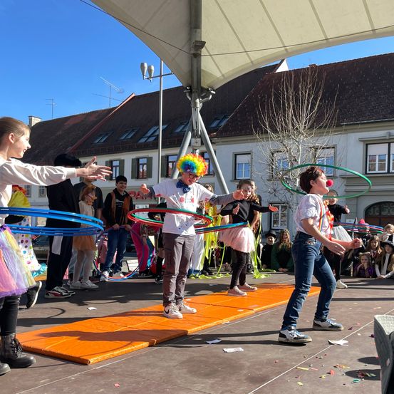 Bild enthält, People, Person, Boy, Male, Teen, Shoe, Jeans, Adult, Man, Parade