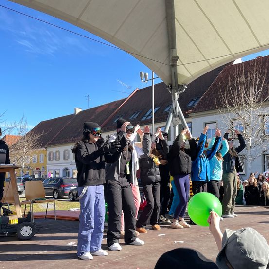 Bild enthält, Crowd, Person, People, Balloon, Adult, Male, Man, Wheel, Glasses, Audience