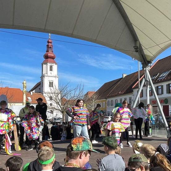 Bild enthält, People, Person, Adult, Female, Woman, Male, Man, Urban, Face, Shoe