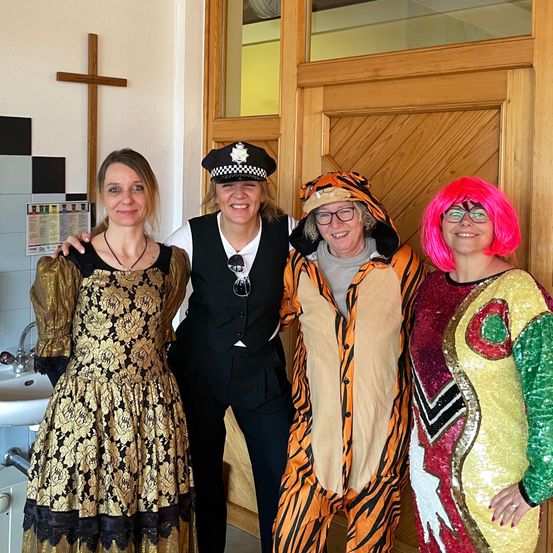 Bild enthält, Adult, Female, Person, Woman, Bride, Face, Head, Glasses, Hair, Sink