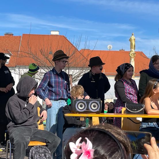 Bild enthält, Adult, Female, Person, Woman, Hat, Male, Man, Jeans, Face, Child