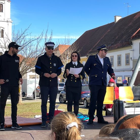 Bild enthält, Officer, Person, Adult, Female, Woman, Male, Man, Captain, Child, Girl