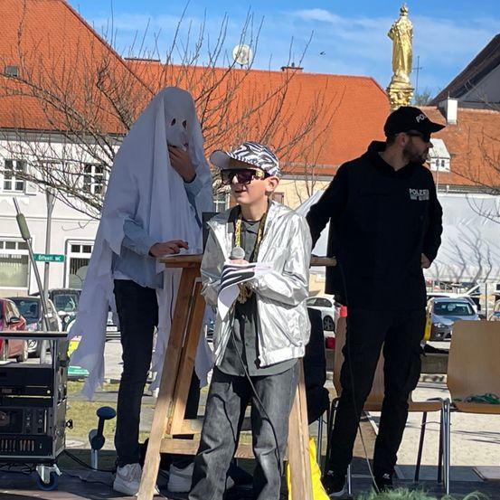 Bild enthält, Adult, Male, Man, Person, Boy, Teen, Jeans, Car, People, Crowd