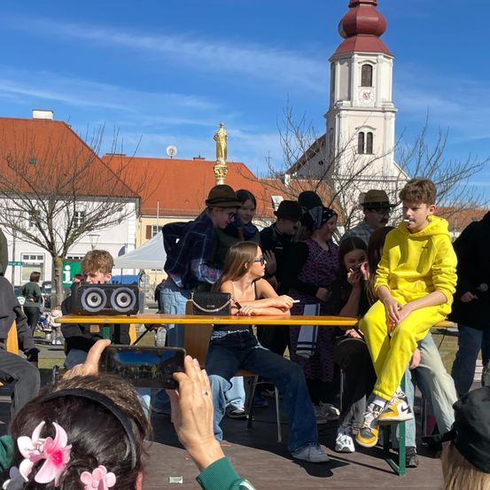 Bild enthält, Adult, Male, Man, Person, Urban, Female, Woman, Boy, Child, Girl