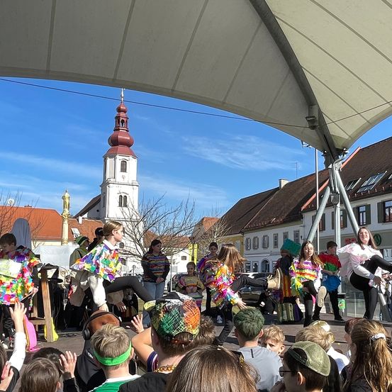 Bild enthält, People, Person, Neighborhood, Adult, Female, Woman, Male, Man, Face, Parade