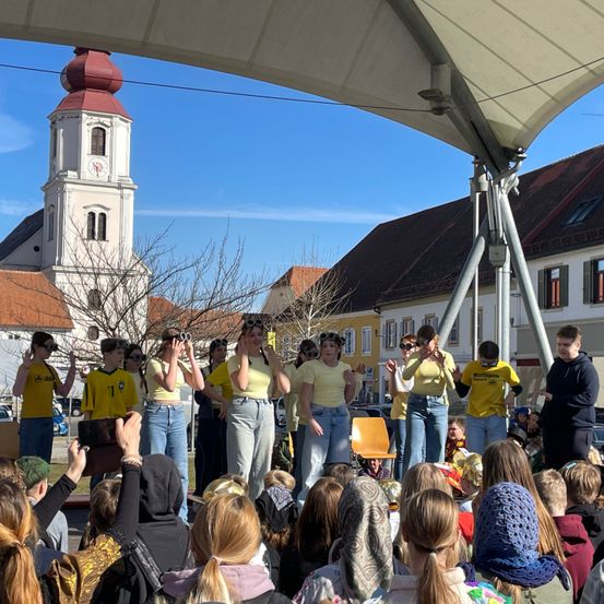 Bild enthält, People, Person, Adult, Female, Woman, Urban, Child, Girl, Face, Crowd