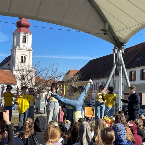 Bild enthält, People, Person, Adult, Male, Man, Boy, Teen, Female, Woman, Neighborhood