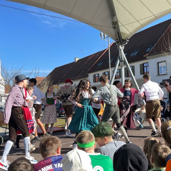 Bild enthält, People, Person, Adult, Male, Man, Female, Woman, Boy, Child, Neighborhood