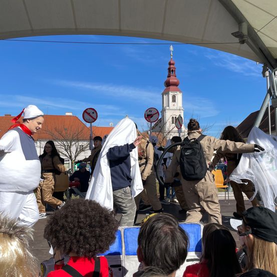 Bild enthält, Shelter, Adult, Female, Person, Woman, Male, Man, Spire, People, Clock Tower