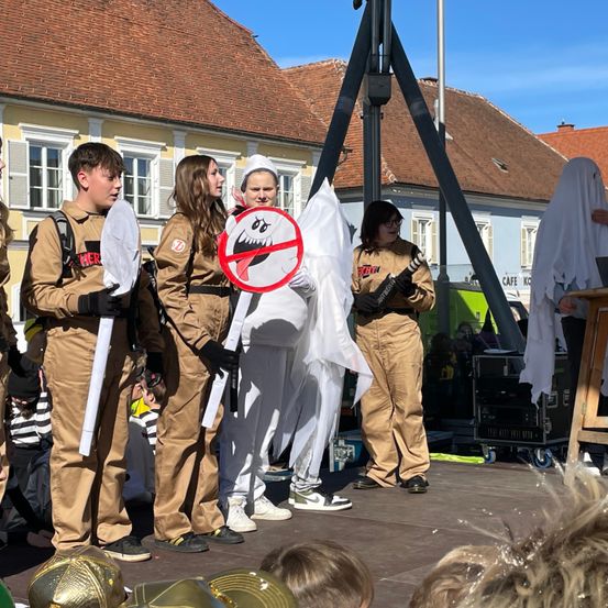 Bild enthält, Person, Adult, Female, Woman, Male, Man, People, Shoe, Face, Wheel