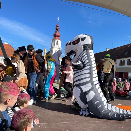 Bild enthält, Adult, Female, Person, Woman, Boy, Male, Teen, Man, Shoe, Face