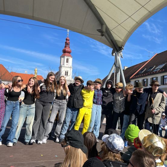 Bild enthält, People, Person, Pants, Jeans, Adult, Female, Woman, Girl, Teen, Man