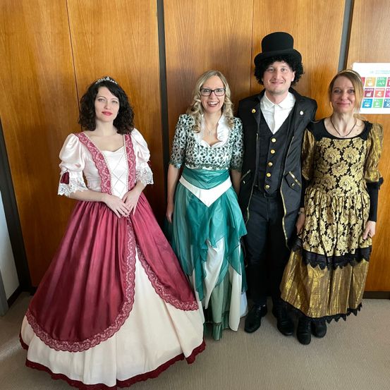 Bild enthält, Lady, Person, Adult, Female, Woman, Dress, Necklace, Male, Man, Shoe