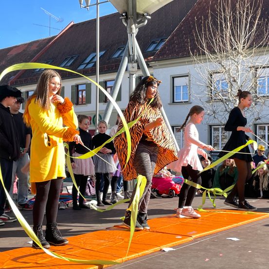 Bild enthält, Adult, Female, Person, Woman, Girl, Teen, Boy, Male, Shoe, People