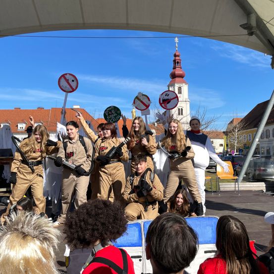 Bild enthält, People, Person, Adult, Female, Woman, Building, Outdoors, Shelter, Face, Head