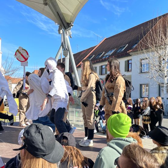 Bild enthält, People, Person, Adult, Female, Woman, Male, Man, Jeans, Neighborhood, Walking