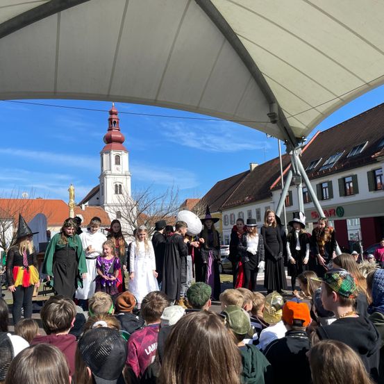 Bild enthält, Shelter, People, Person, Adult, Female, Woman, Crowd, Male, Man, Urban