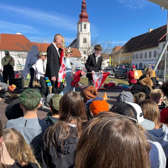 Bild enthält, Neighborhood, People, Person, Clock Tower, Crowd, Adult, Female, Woman, Urban, City