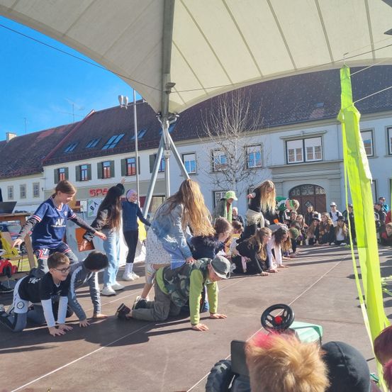 Bild enthält, Shelter, People, Person, Boy, Child, Male, Adult, Female, Woman, Wheel