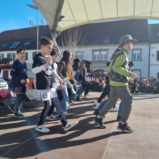 Bild enthält, People, Person, Boy, Male, Teen, Adult, Man, Shoe, Shorts, Flash Mob