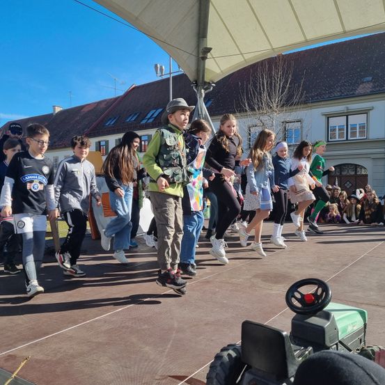 Bild enthält, People, Person, Pants, Boy, Male, Teen, Shoe, Wheel, Jeans, Walking