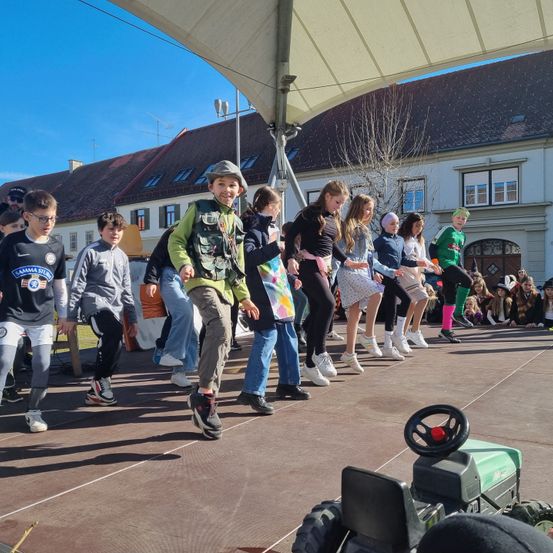 Bild enthält, People, Person, Pants, Boy, Male, Teen, Wheel, Shoe, Jeans, Jacket