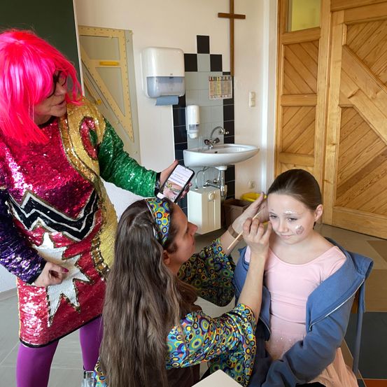 Bild enthält, Adult, Female, Person, Woman, Hair, Face, Head, Sink, Sink Faucet