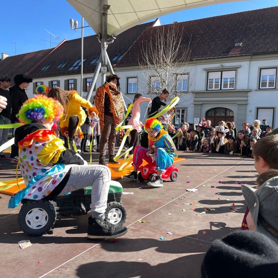 Bild enthält, People, Person, Machine, Wheel, Clothing, Footwear, Shoe, Parade, Hat, Face