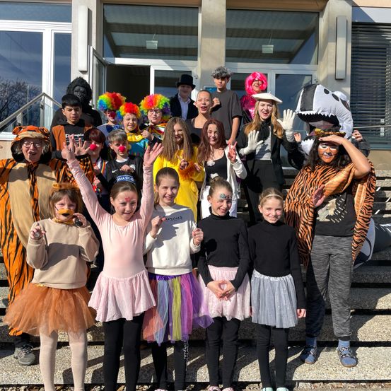 Bild enthält, Adult, Female, Person, Woman, Skirt, People, Child, Girl, Staircase, Costume