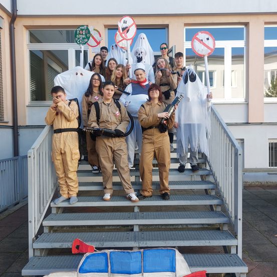 Bild enthält, People, Person, Pants, Adult, Male, Man, Coat, Staircase, Shelter, Baby
