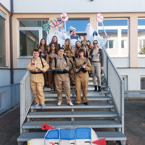 Bild enthält, Pants, People, Person, Adult, Female, Woman, Coat, Car, Shoe, Staircase