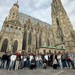 Bild enthält, Arch, Architecture, Gothic Arch, Building, Person, Adult, Male, Man, Jeans, Shoe