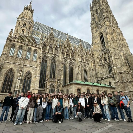Bild enthält, Arch, Architecture, Gothic Arch, Building, Person, Adult, Male, Man, Jeans, Shoe