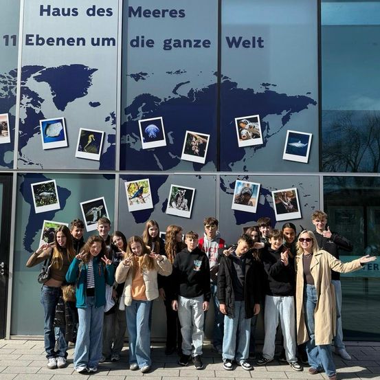 Bild enthält, College, Groupshot, Person, Pants, Jeans, Boy, Male, Teen, Female, Girl