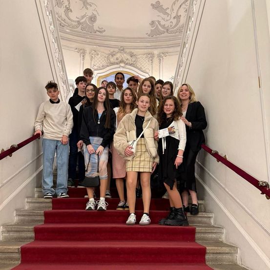 Bild enthält, Groupshot, Person, Boy, Male, Teen, Skirt, Photobombing, Jeans, Coat, Mace Club