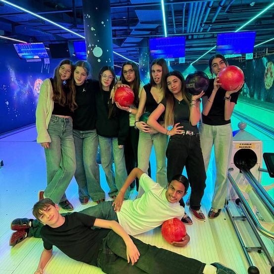 Bild enthält, People, Person, Urban, Adult, Female, Woman, Jeans, Bowling, Basketball (Ball), Face