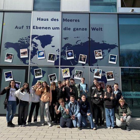 Bild enthält, College, Groupshot, Person, Pants, Jeans, Boy, Male, Teen, Adult, Woman