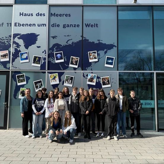 Bild enthält, College, Groupshot, Person, Boy, Male, Teen, Coat, Jacket, Shoe, Jeans