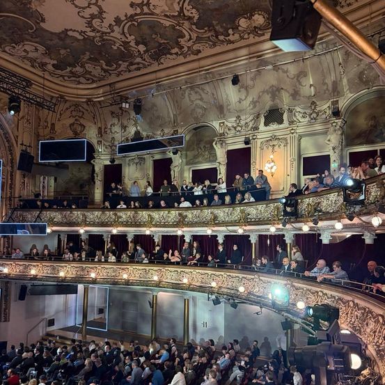 Bild enthält, Indoors, Building, Auditorium, Hall, Theater, Urban, Person, Monitor, Crowd, Fun