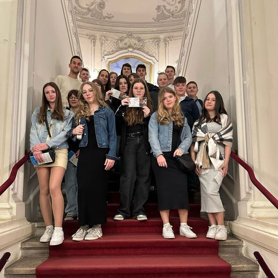 Bild enthält, Groupshot, Person, Adult, Female, Woman, Skirt, Coat, Shoe, Handbag, Face