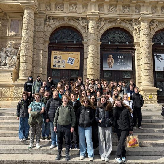 Bild enthält, Building, College, Jeans, Jacket, Person, Shoe, Adult, Female, Woman, Man