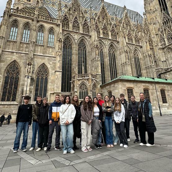 Bild enthält, Arch, Gothic Arch, Jeans, Boy, Male, Person, Teen, Adult, Man, Coat